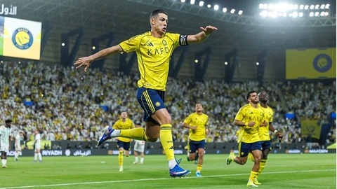 Cristiano Ronaldo bật chế độ GOAT trong ngày tái xuất